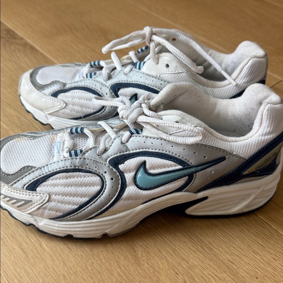 8.5 NIKE tennis shoes- vintage look women’s - Picture 3 of 5